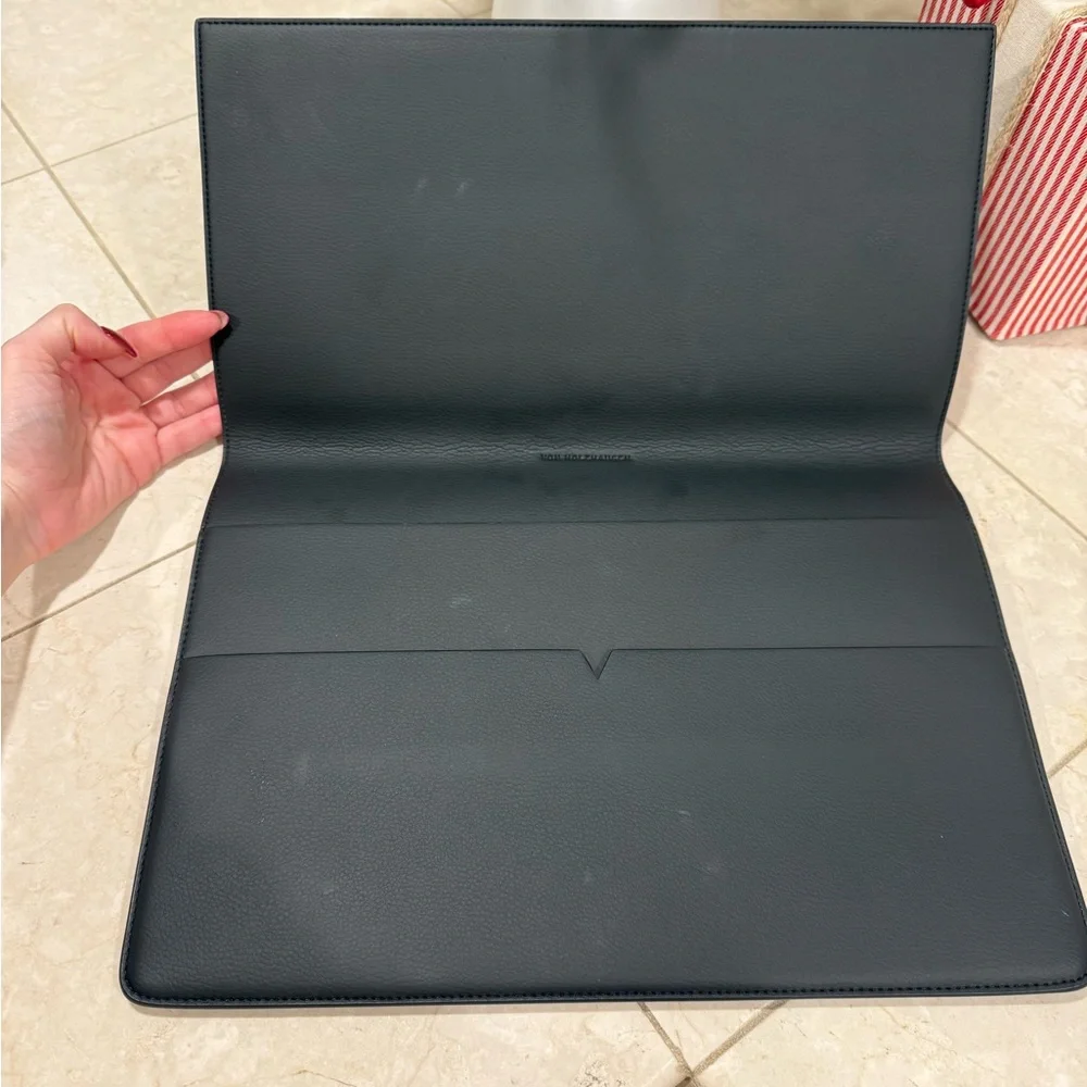 von Holzhausen Portfolio Laptop Sleek Black Faux Leather